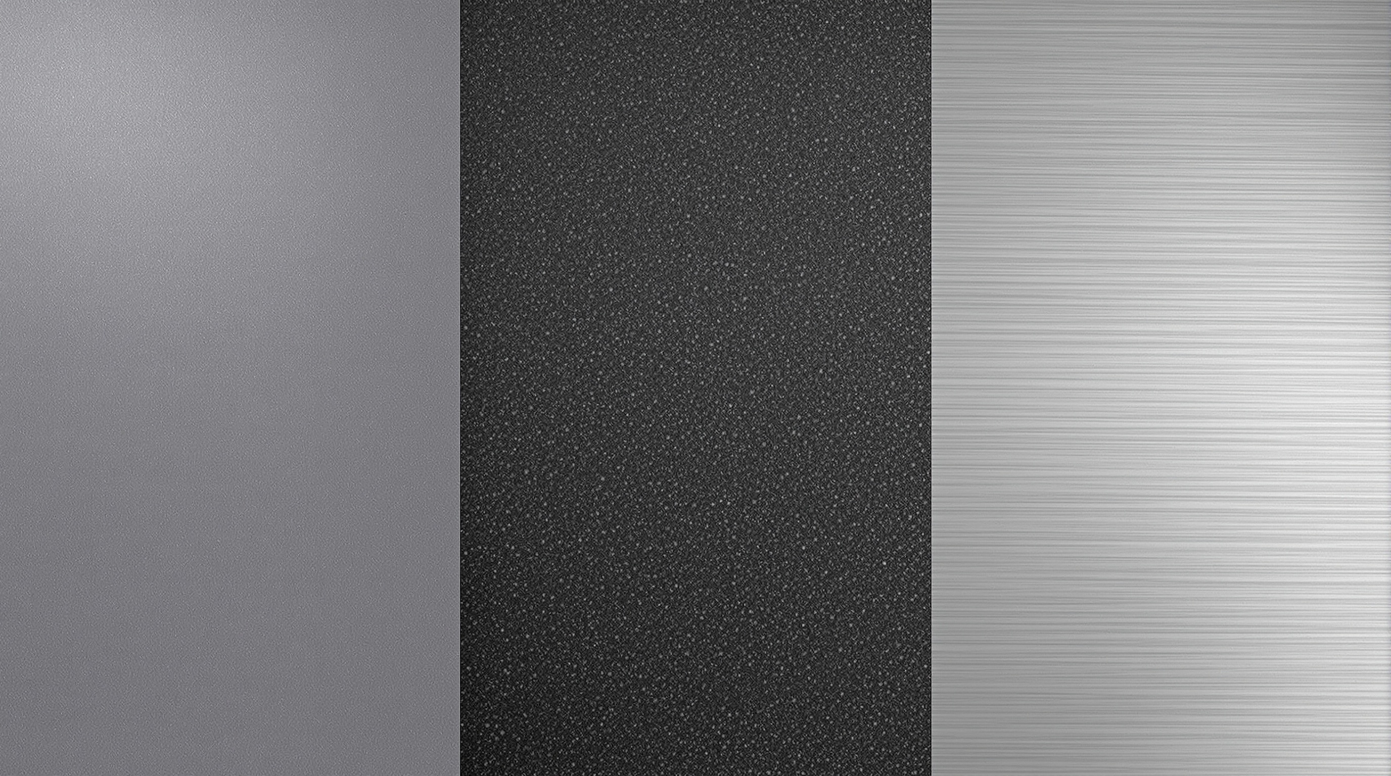 Comparaison de plusieurs finitions de panneaux en aluminium : un panneau lisse laqué gris anthracite, un panneau à la finition texturée sablée noire et une plaque d'aluminium anodisée brossée, mettant en évidence les différentes textures et reflets de lumière.
