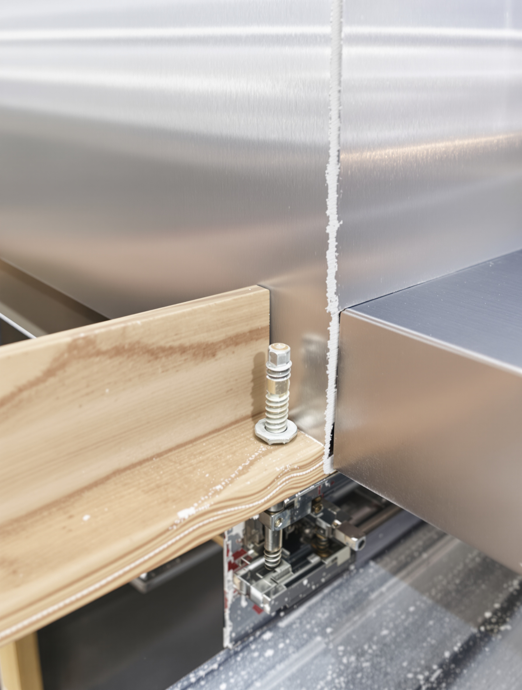 Jonction parfaite entre deux panneaux sandwich aluminium avec joint mastic propre et fixation auto-foreuse équipée d’un cavalier d’étanchéité