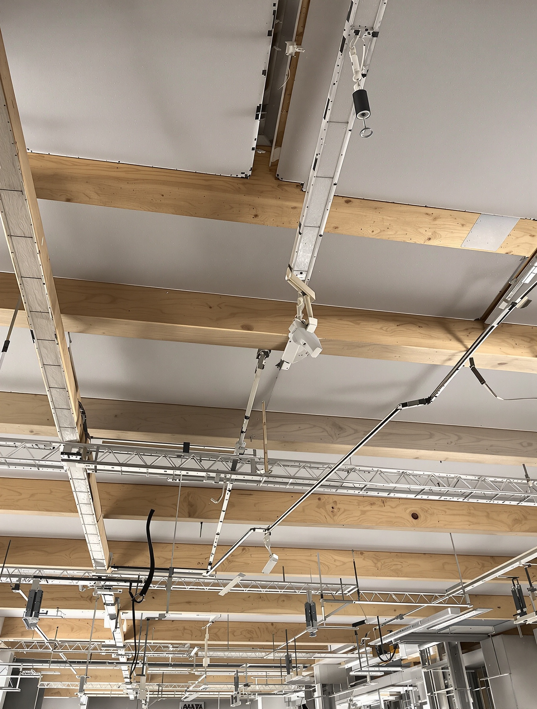 Plafond entre poutres bois habillé de plaques de plâtre BA13 sur ossature métallique